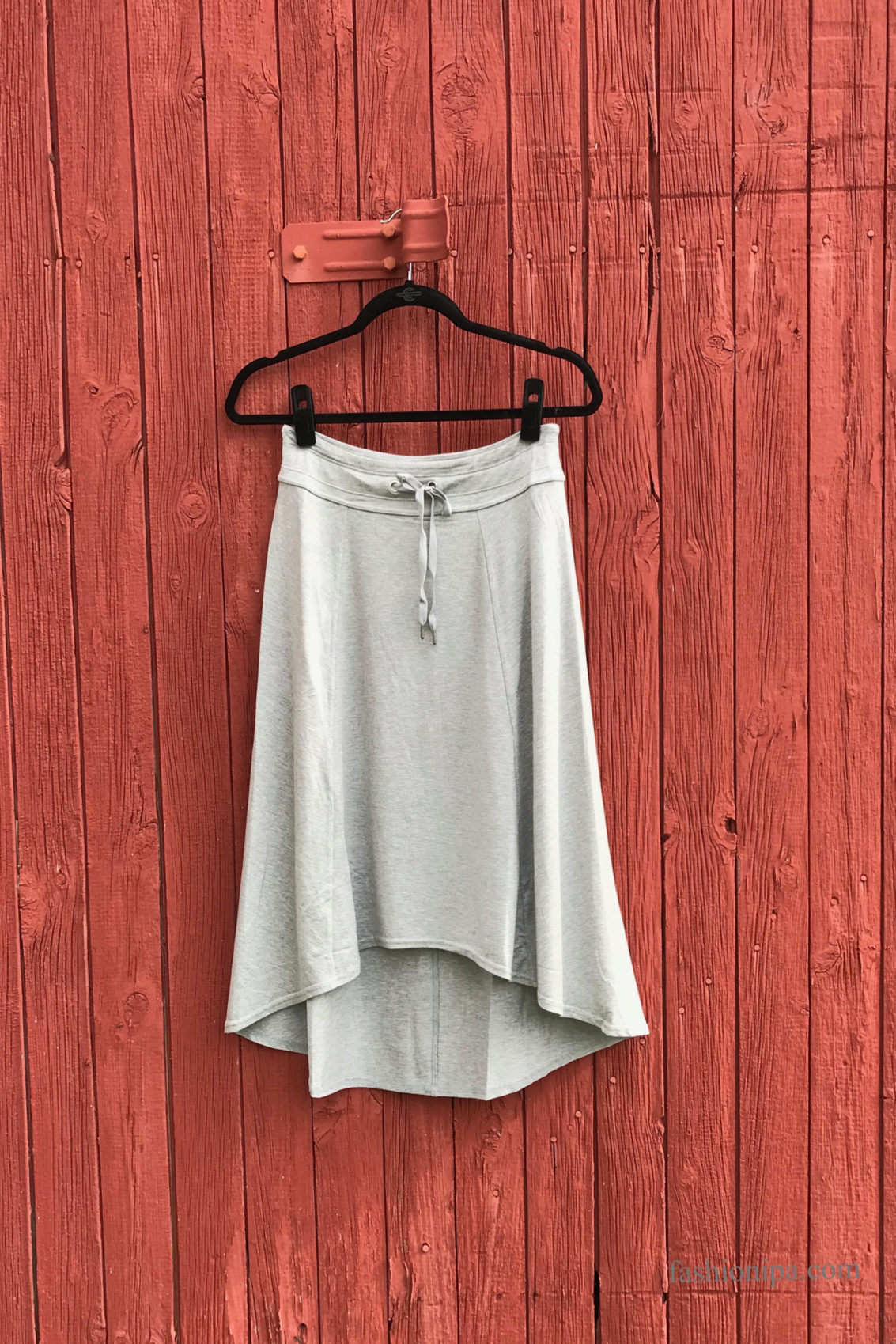 Alternatives to black leggings: gray jersey skirt.