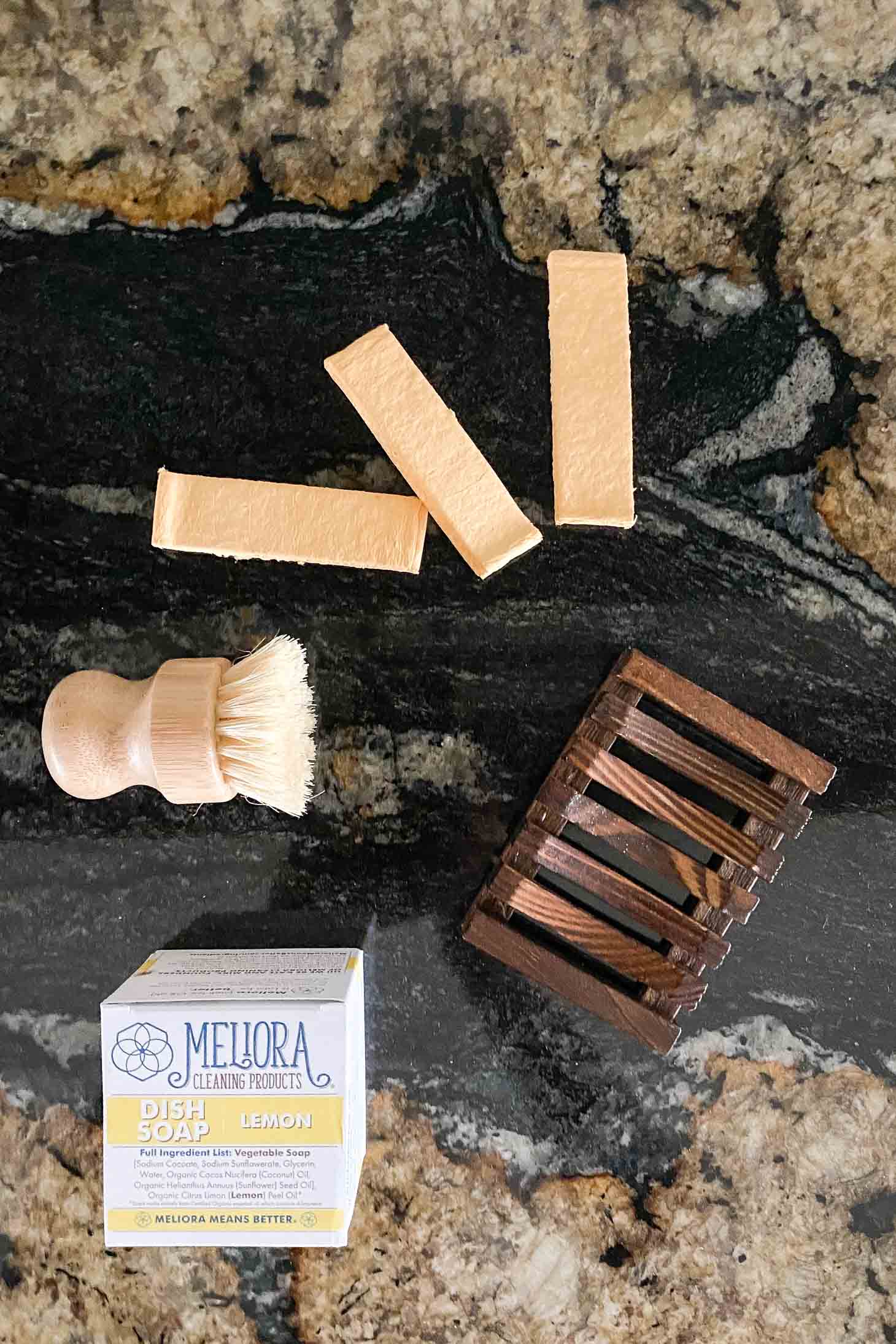 Sustainable swaps for plastic in the kitchen: Dishwashing soap, bamboo brush, wooden soap holder and natural sponges