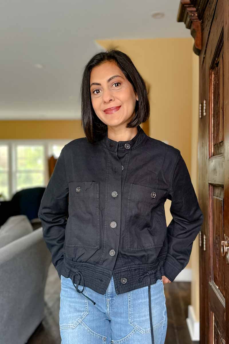 Fashionipa (Nipa) wearing a balck jacket and jeans.