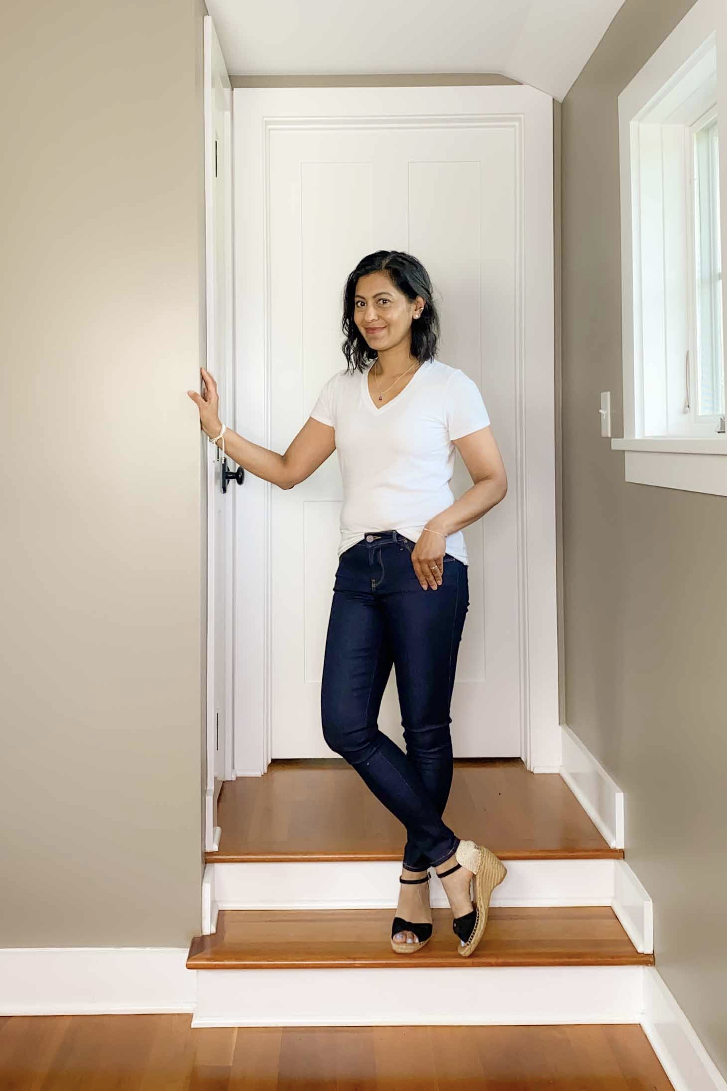 Fashionipa wearing skinny jeans and a white v-neck t-shirt