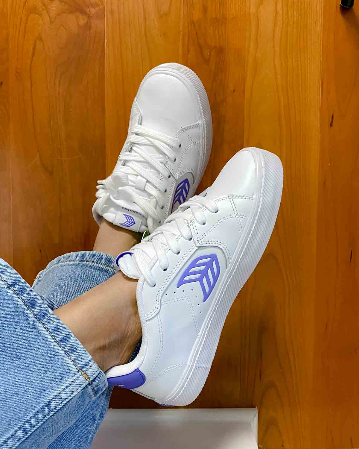 Cariuma Salvas sneakers in white leather with Veri Peri accents