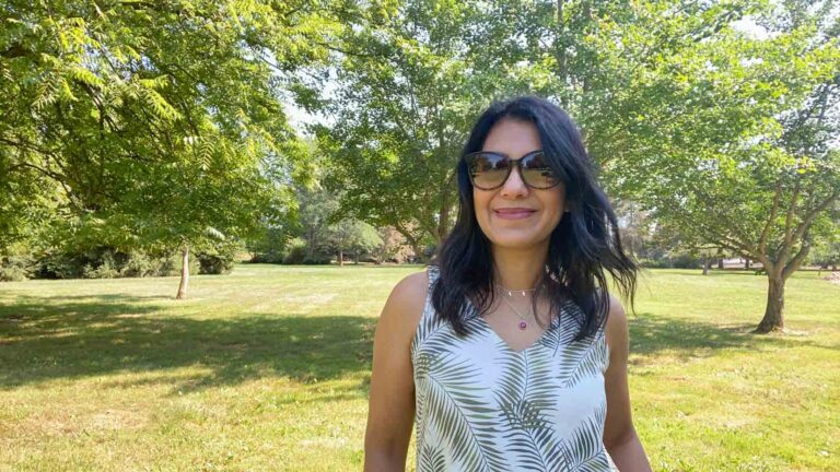 5 Styles Of Sunglasses That Are Trending Right Now - Fashionipa wearing brown tortoise shell sunglasses