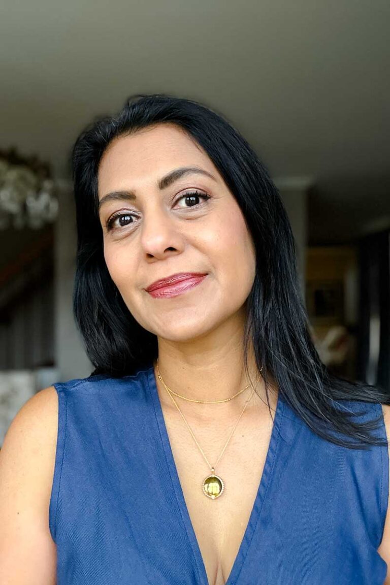 Fashionipa (Nipa) wearing a gold chain choker and gold chain pendant.