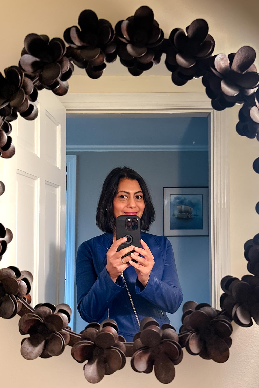 Image of fashionipa (Nipa) taking a photo of herself in a circular mirror 