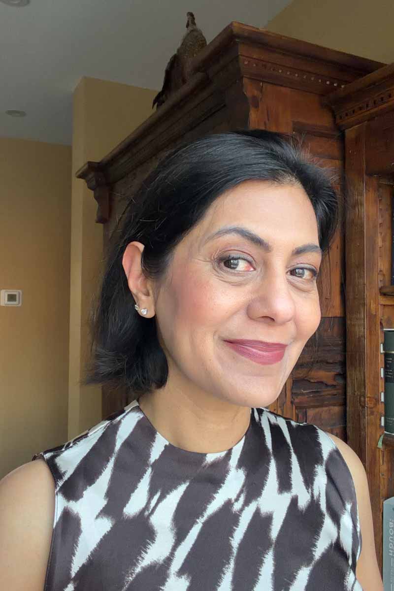 Fashionipa (Nipa) wearing a natural makeup look including mauve blush...