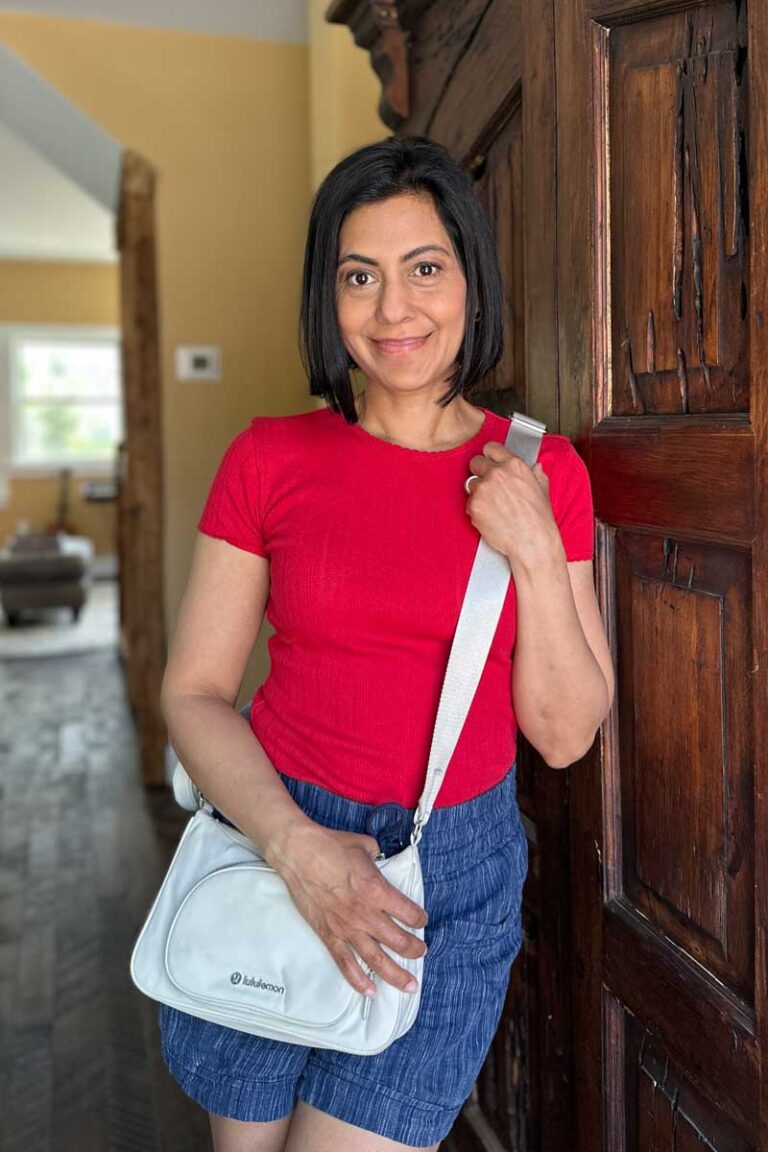Fashionipa (Nipa) wearing a red crewneck t-shirt with blue shorts and an poyster colored crossbody bag...