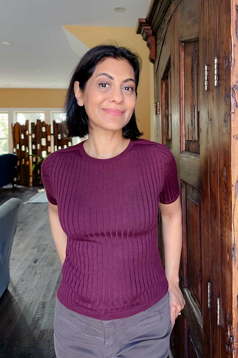 Fashionipa (NIpa) wearing a burgundy ribbed short-sleeve sweater.