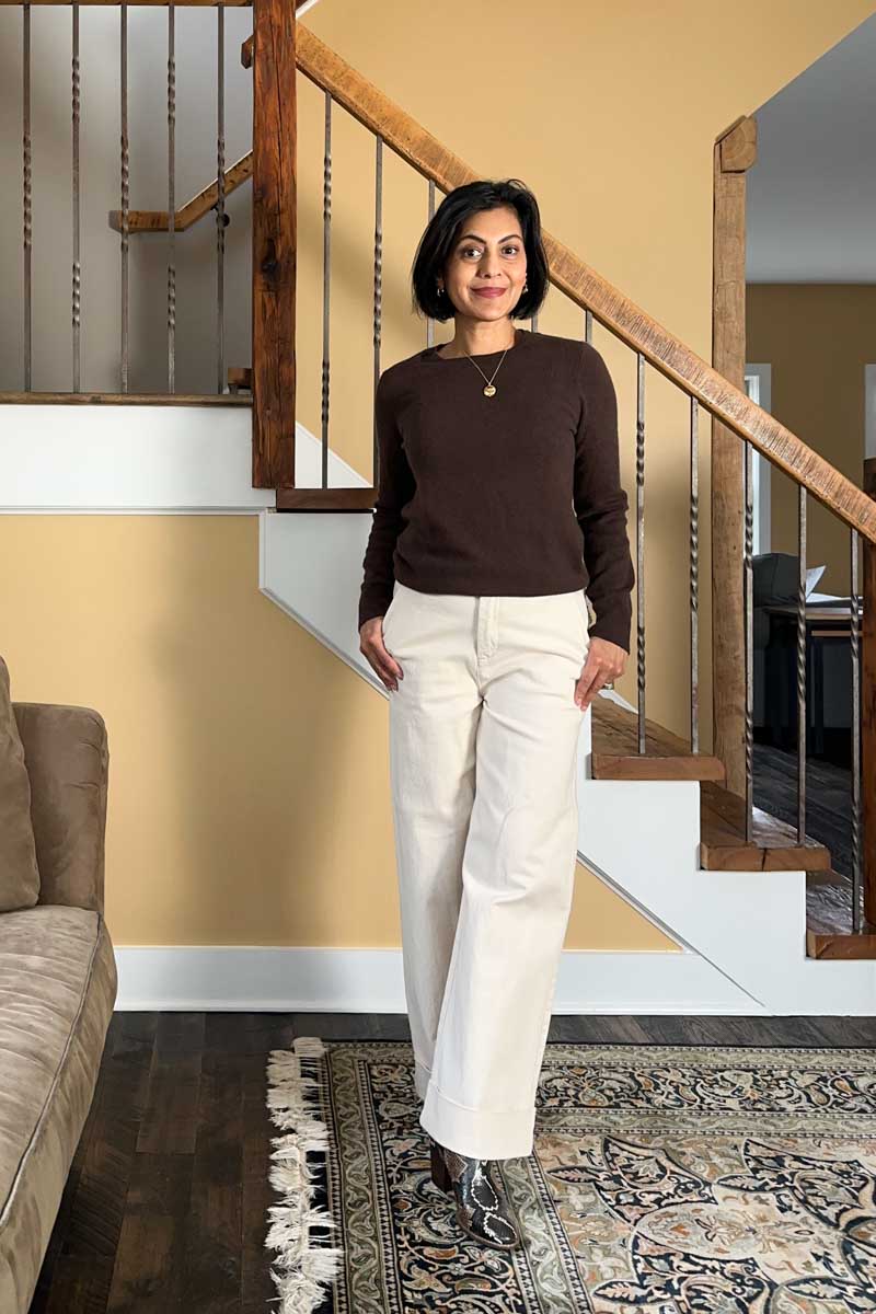 Fashionipa (Nipa) wearing a ecru jeans, a brown sweater and boots.