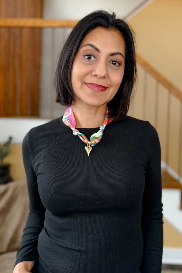 Fashionipa (Nipa) wearing a black t-shirt and scarf with a heart charm.