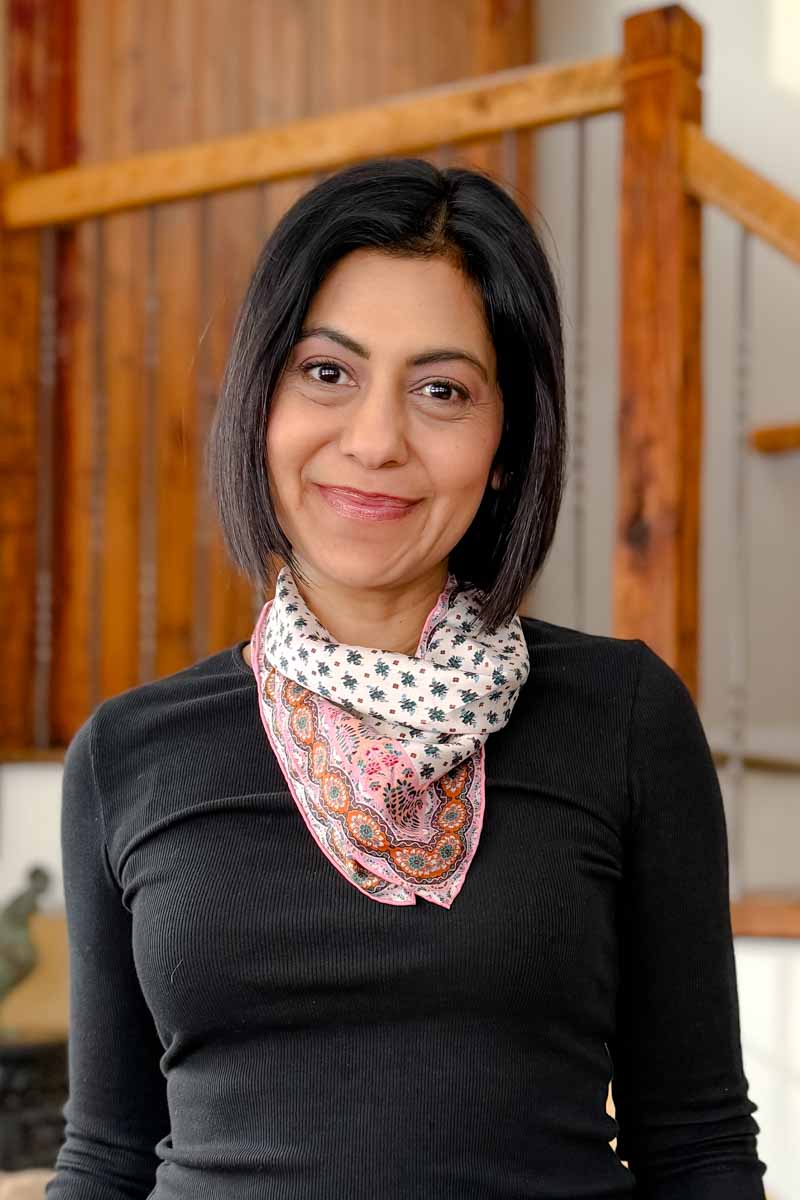 Fashionipa (Nipa) wearing a black t-shirt with a multicolored small silk scarf.