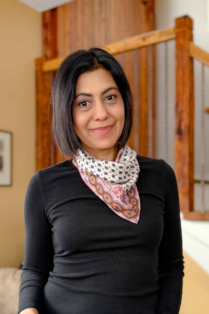 Fashionipa (Nipa) wearing a black t-shirt with a multicolored small silk scarf.