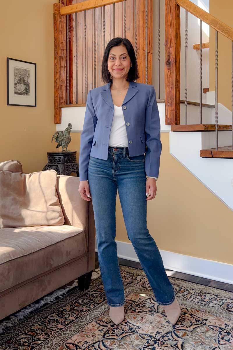 Fashionipa (Nipa) wearing a blue croppd linen blend blazer with a white t-shirt, jeans and sneakers.