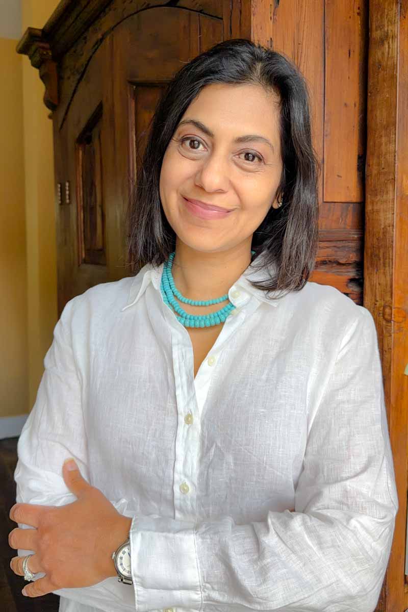 Fashionipa (Nipa) wearing a white shirt and a turquoise multi-strand necklace. 