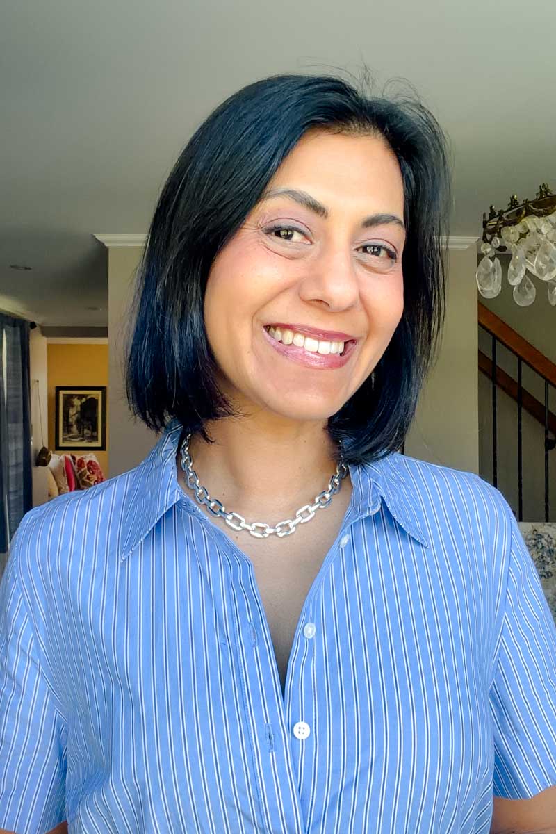 Fashionipa (Nipa) wearing a blue dress and a silver chunky chain necklace...