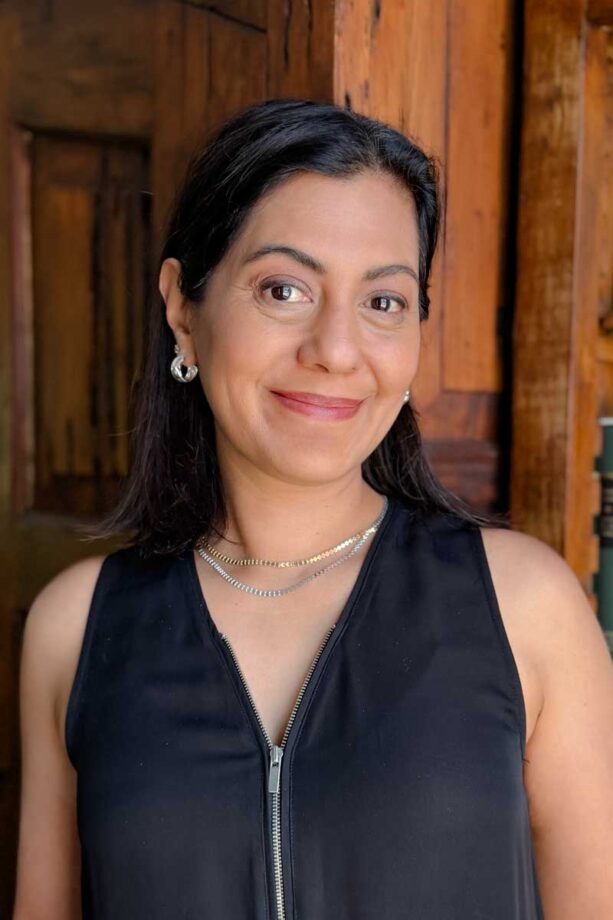 Fashionipa (Nipa) wearing a black sleeveless blouse with a gold and silver chain necklace set.